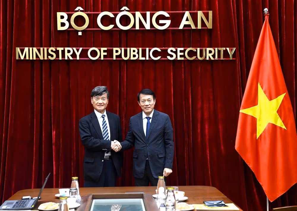 Minister Luong Tam Quang hosts Vice President of Japan Association of Public Health -0