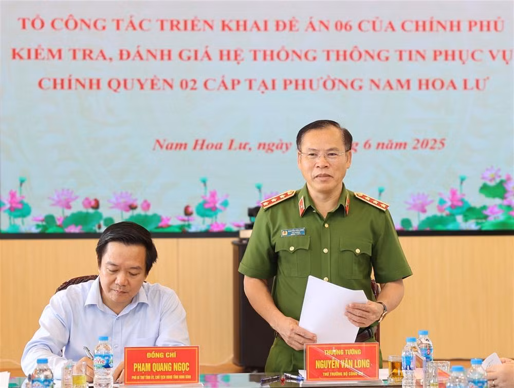 Deputy Minister Nguyen Van Long inspects administrative procedure processing system in Ninh Binh -1