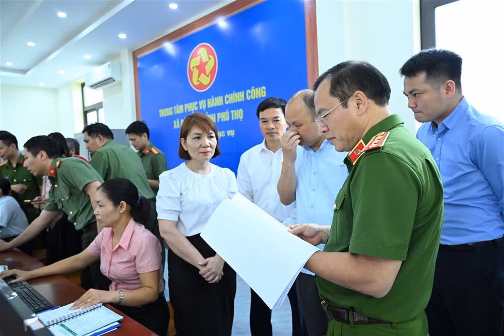 Deputy Minister Nguyen Van Long inspects public service delivery in Hanoi and Phu Tho -1