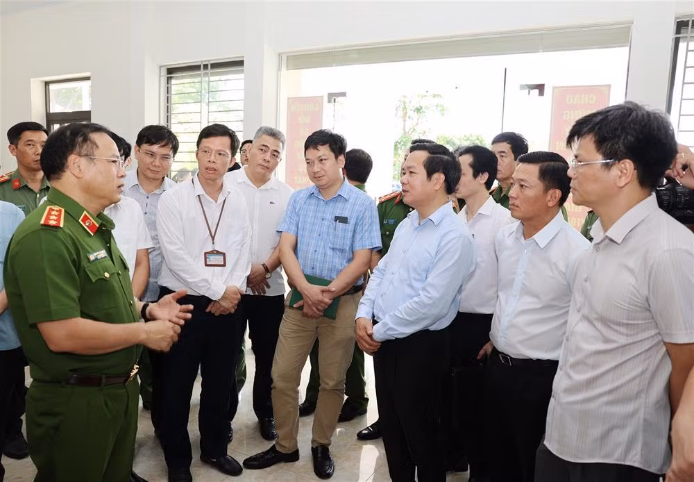 Deputy Minister Nguyen Van Long inspects administrative procedure processing system in Ninh Binh -2