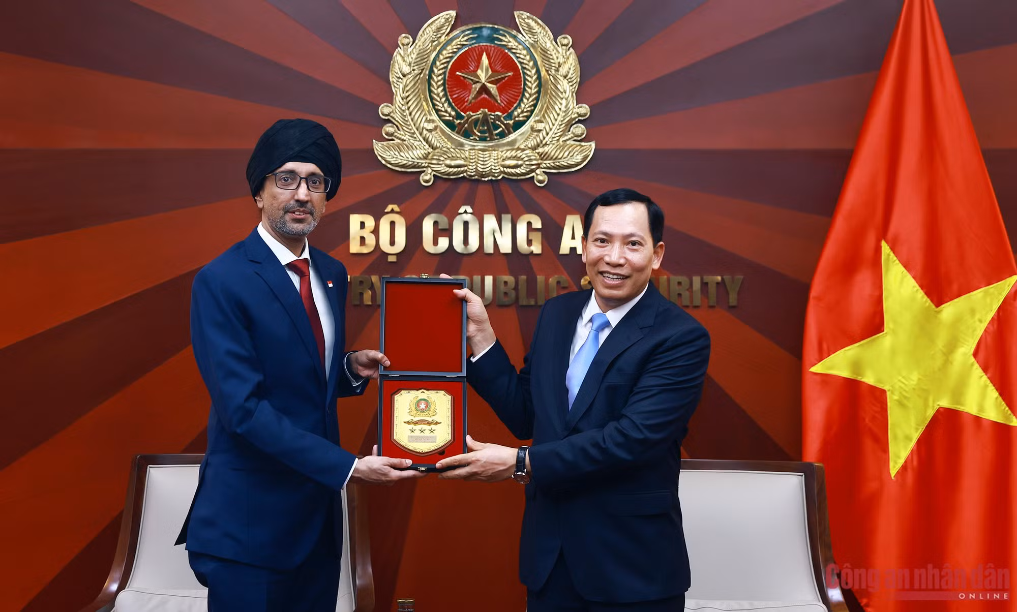 Vietnam and Singapore boost cooperation in security and digital transformation -1