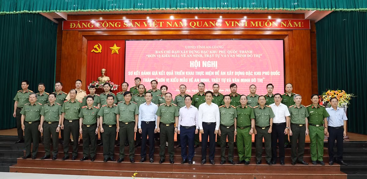 Reviewing project to build Phu Quoc Special Administrative Region into model unit of security, order and urban civilization -0