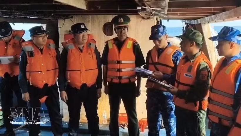 Vietnam hands over rescued fishermen, vessels to Chinese authorities -0