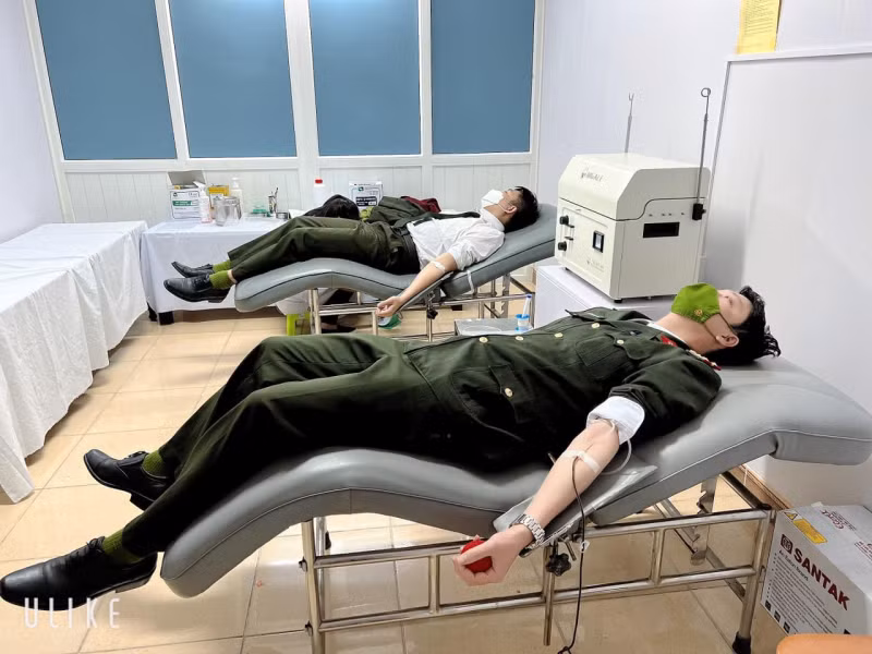 Policemen of Ha Tinh donate blood to save elderly patient -0