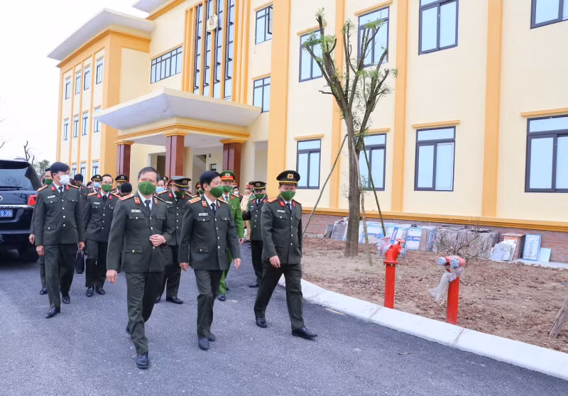 Deputy Minister Nguyen Van Son works with Hung Yen police -0