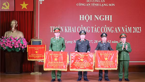 Police officer honored as HCMC outstanding young citizen ảnh 3