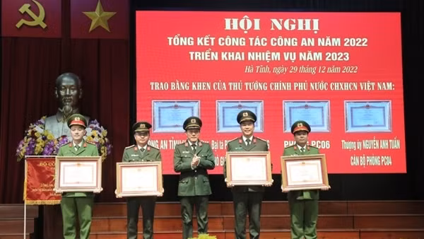 Police officer honored as HCMC outstanding young citizen ảnh 2
