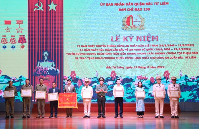 Bac Tu Liem district police receive “Feat of Arms” Order - 1