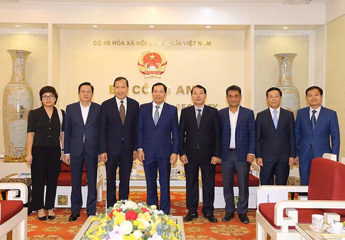 Deputy Minister Le Van Tuyen receives representatives of Boeing -0