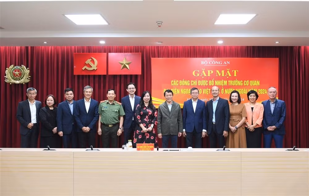 Minister Luong Tam Quang hosts meeting with newly-appointed heads of diplomatic missions -0