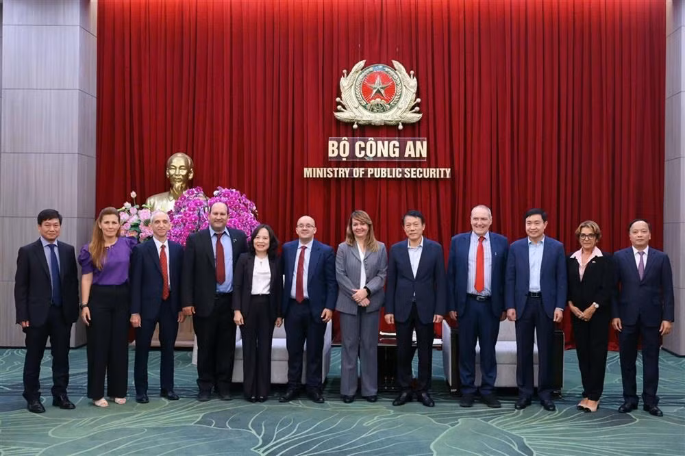 Minister Luong Tam Quang hosts delegation from Cuban Biotech Group -0