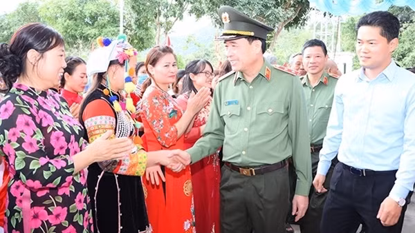 Deputy Minister Nguyen Van Long attends groundbreaking ceremony for boarding schools in Lai Chau ảnh 6