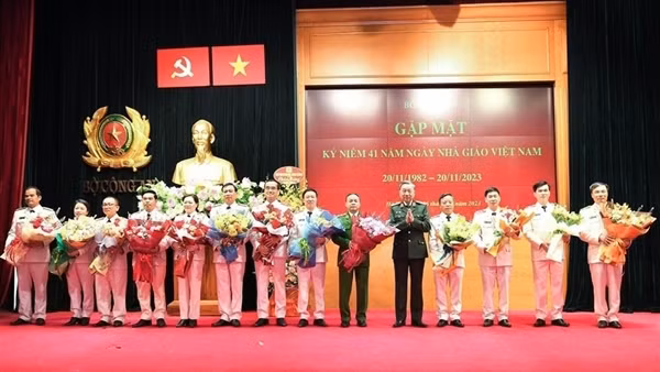 Minister To Lam visits Kon Tum Provincial Police Department ảnh 4