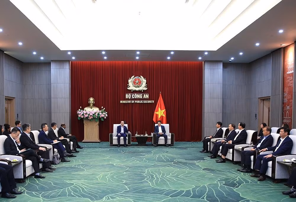 Minister Luong Tam Quang hosts Permanent Secretary of Singaporean Ministry of Home Affairs -0