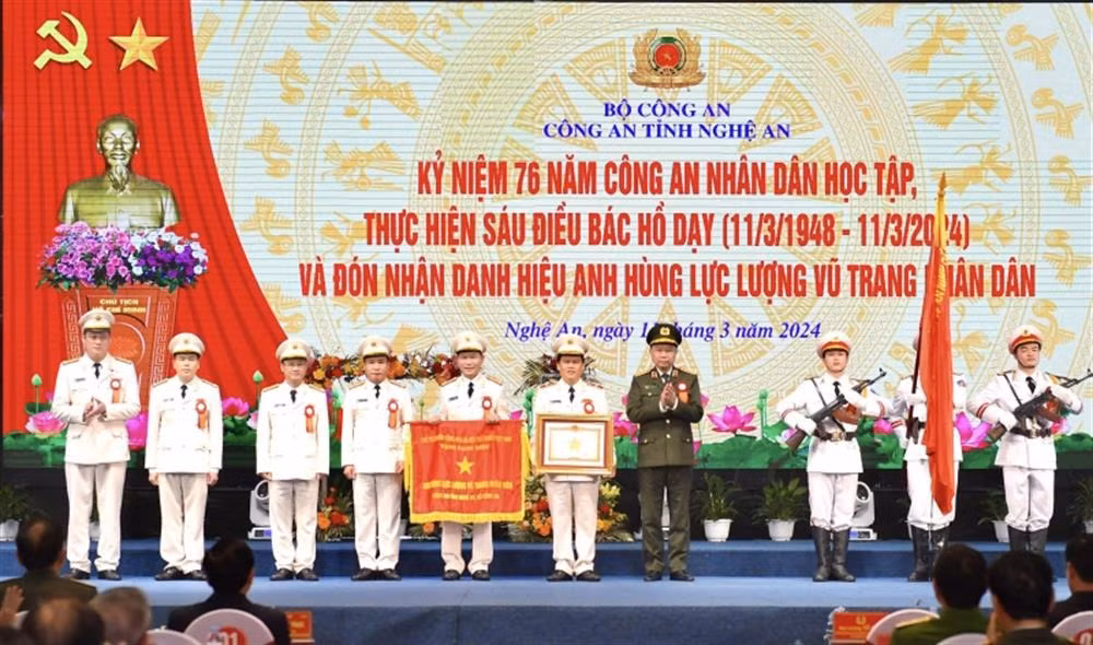 Nghe An police receive title “Hero of the People's Armed Forces” -0
