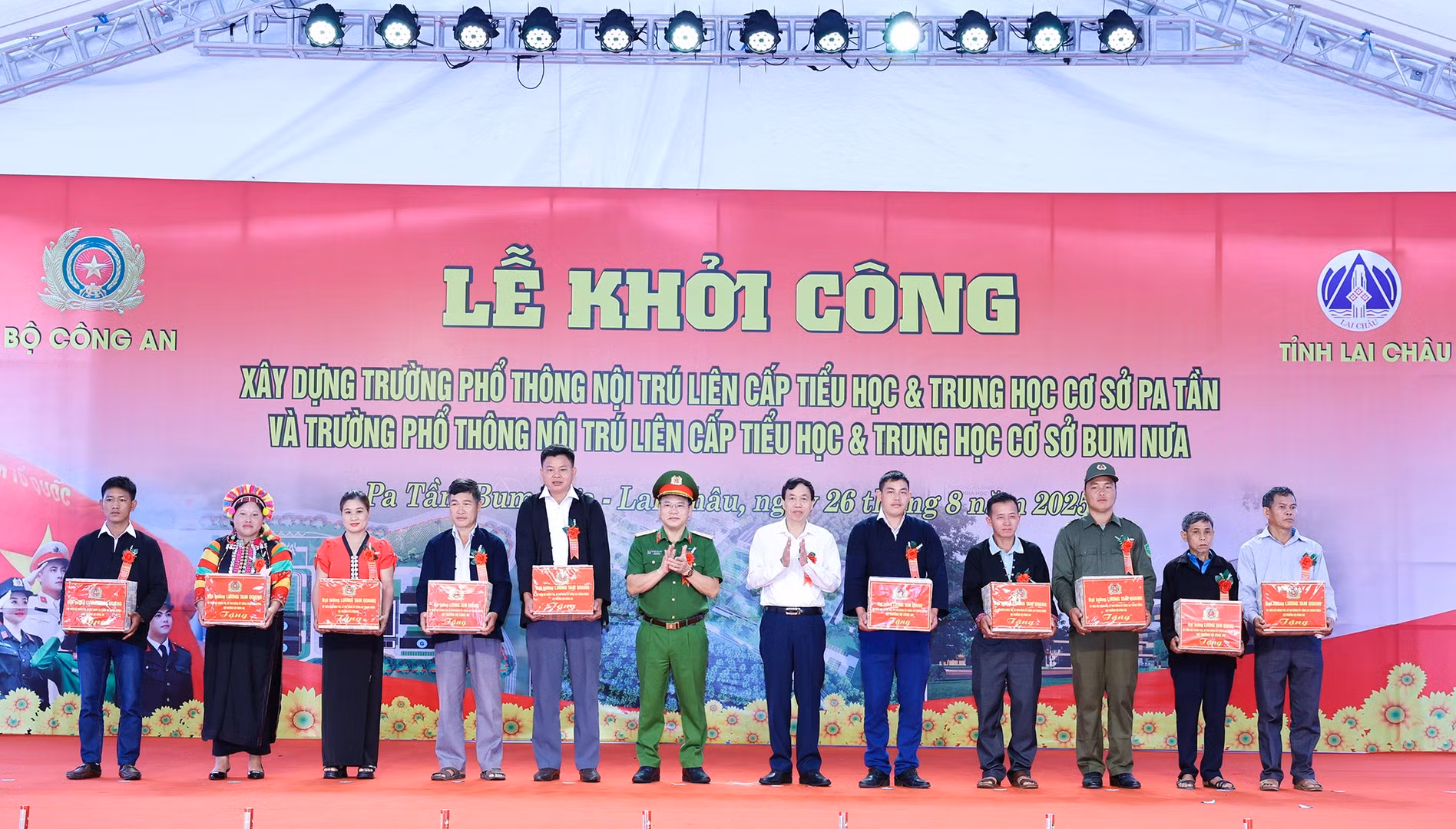 Deputy Minister Nguyen Van Long attends groundbreaking ceremony for boarding schools in Lai Chau -2