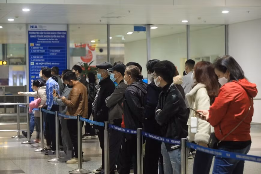 Emotional reunions as Vietnamese return home from Ukraine -9