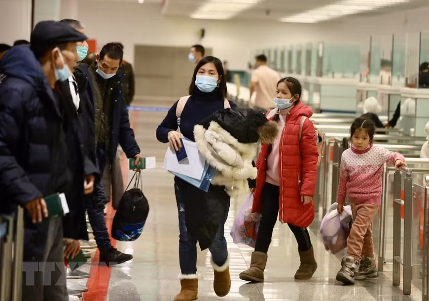 Emotional reunions as Vietnamese return home from Ukraine -2