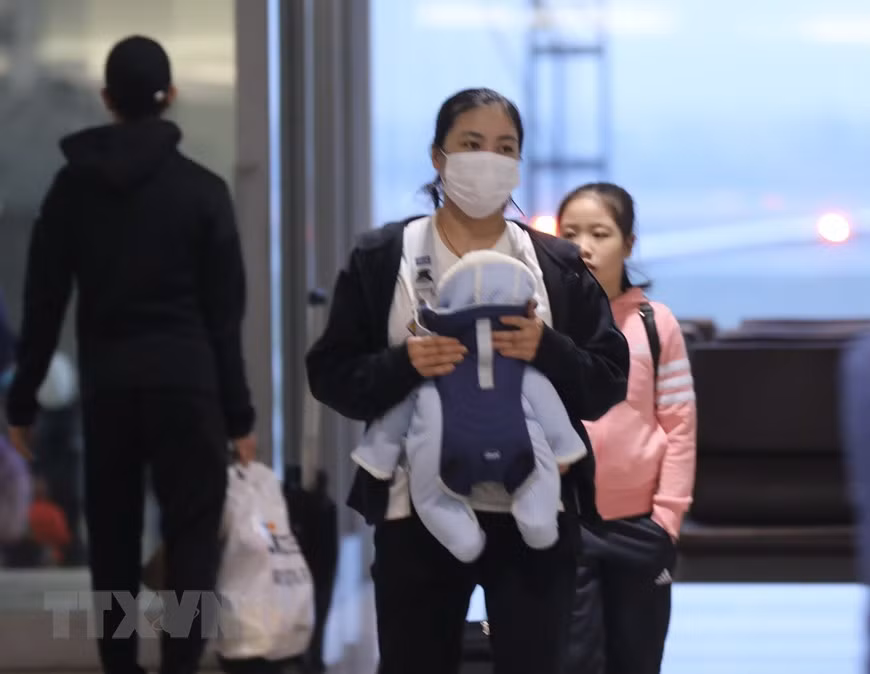 Emotional reunions as Vietnamese return home from Ukraine -1