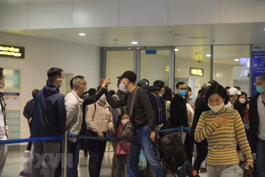 Emotional reunions as Vietnamese return home from Ukraine -0