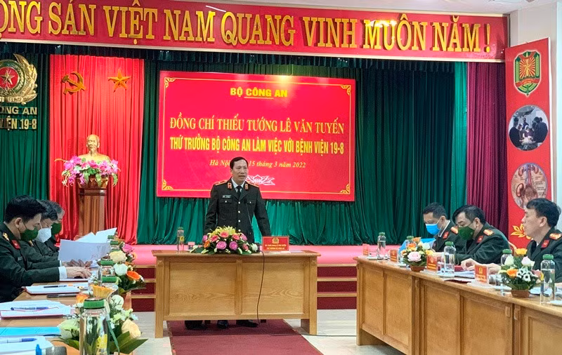 Deputy Minister Le Van Tuyen works with 19-8 Hospital -0