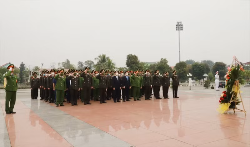 Leaders of MPS and Bac Giang province visit the steles of Uncle Ho’s 6 teachings - 1