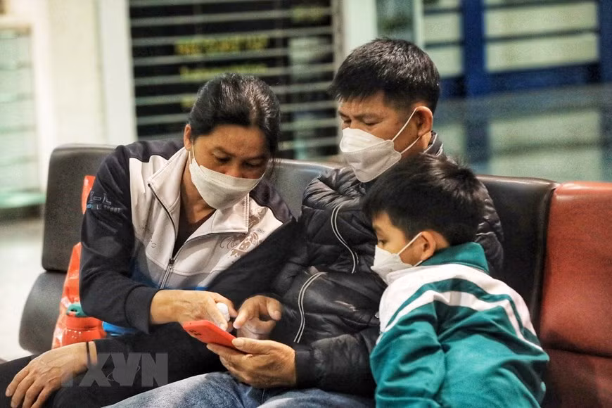 Emotional reunions as Vietnamese return home from Ukraine -8