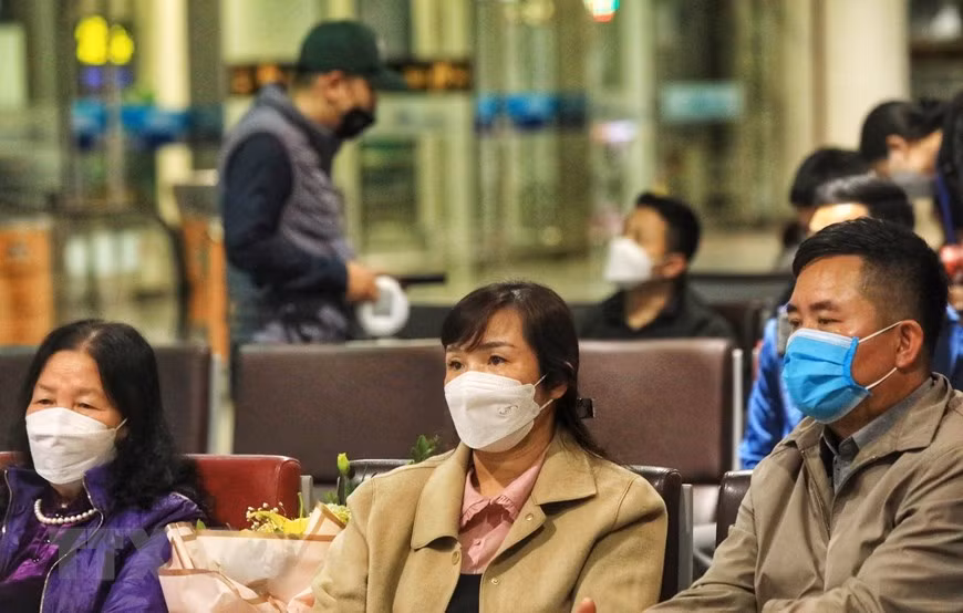 Emotional reunions as Vietnamese return home from Ukraine -5