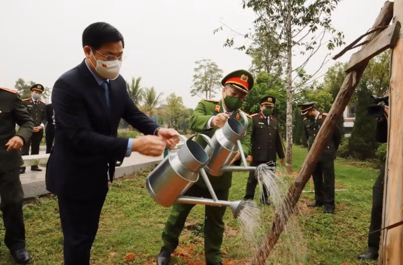 Leaders of MPS and Bac Giang province visit the steles of Uncle Ho’s 6 teachings - 0