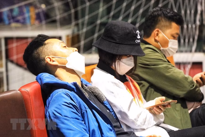 Emotional reunions as Vietnamese return home from Ukraine -7
