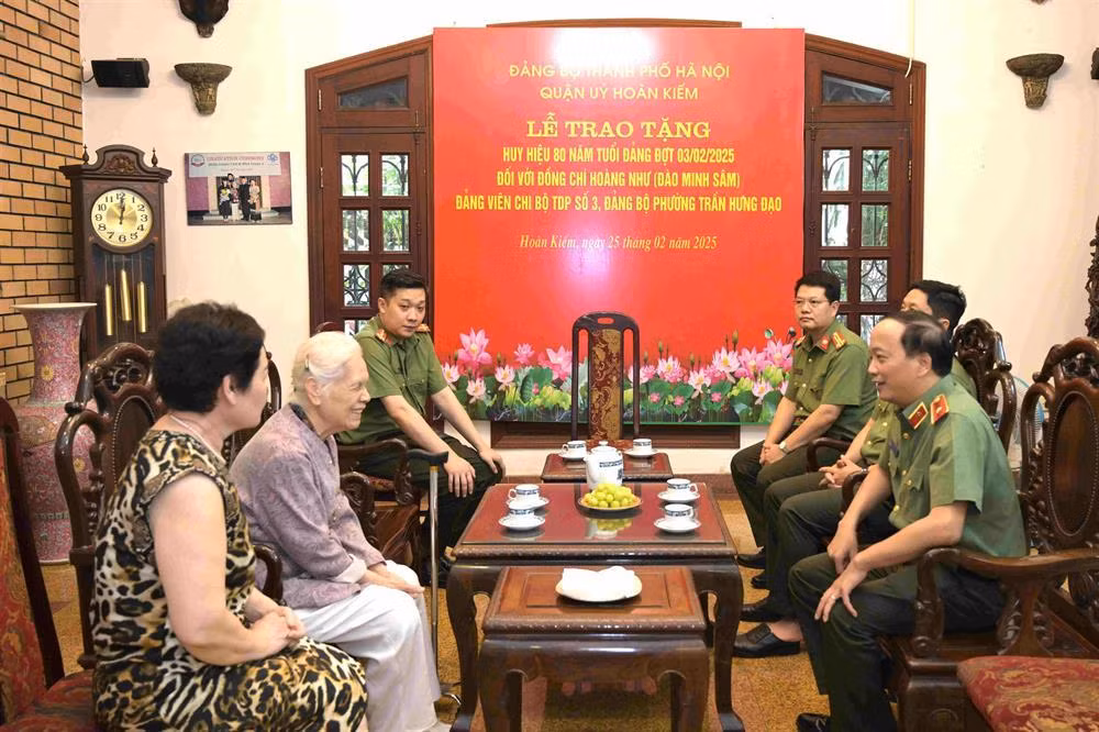 Deputy Minister Dang Hong Duc pays tribute to late MPS leaders -0