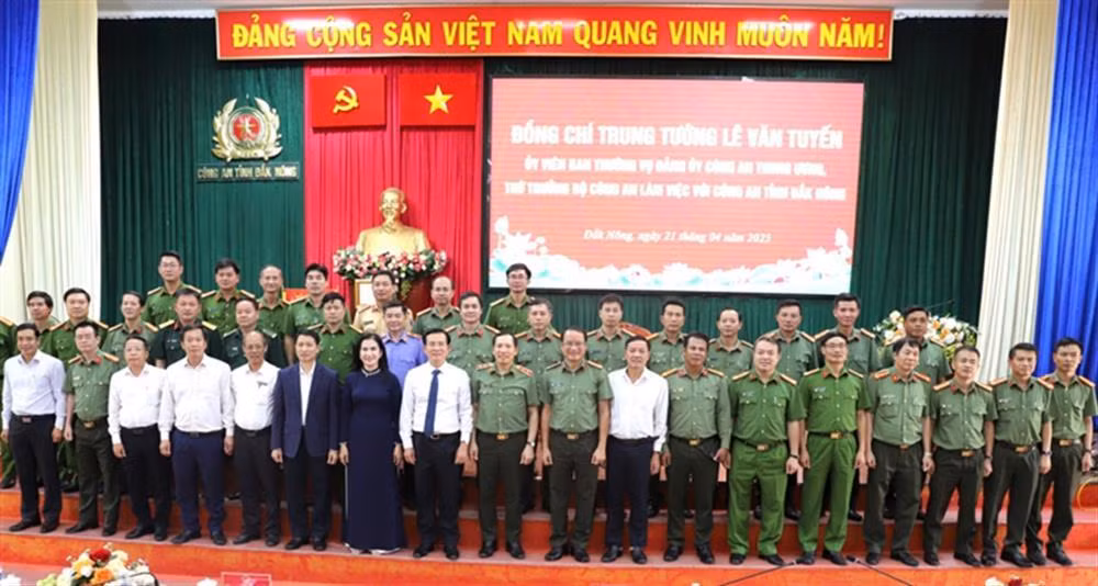 Deputy Minister Le Van Tuyen works with Dak Nong Provincial Police Department -1
