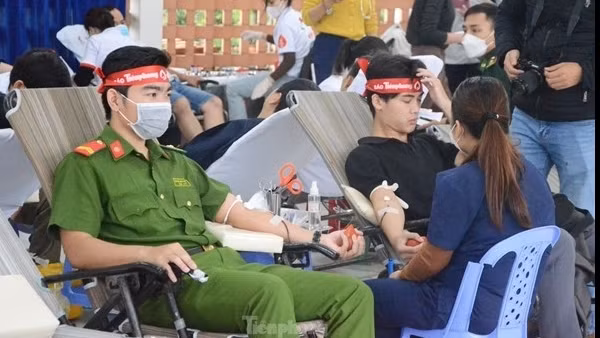 Youths of Hanoi Municipal Police join blood donation festival ảnh 2