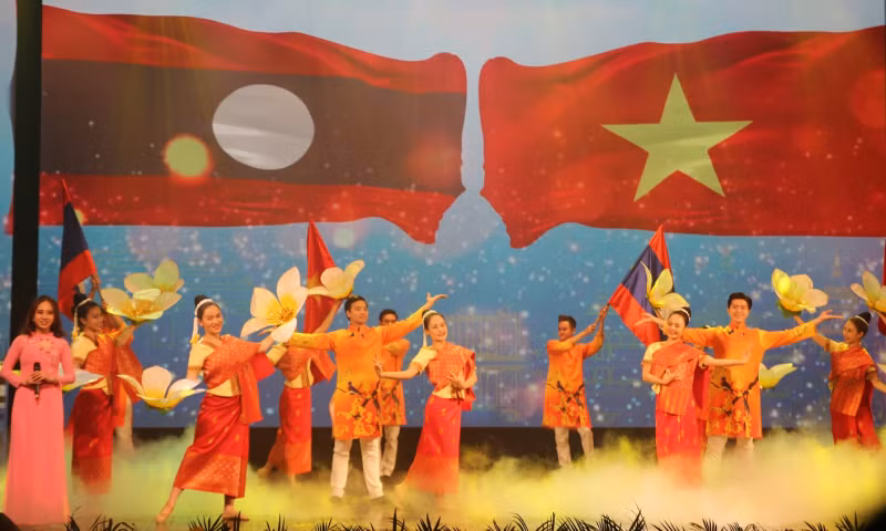 Special art performance enhances Vietnam-Laos solidarity and friendship -0