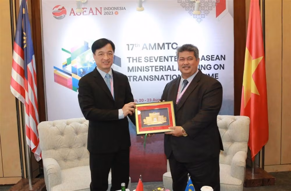 Deputy Minister Nguyen Duy Ngoc meets Malaysian home affairs officials -0