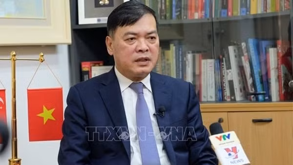 Party leader hosts Singaporean PM ảnh 3