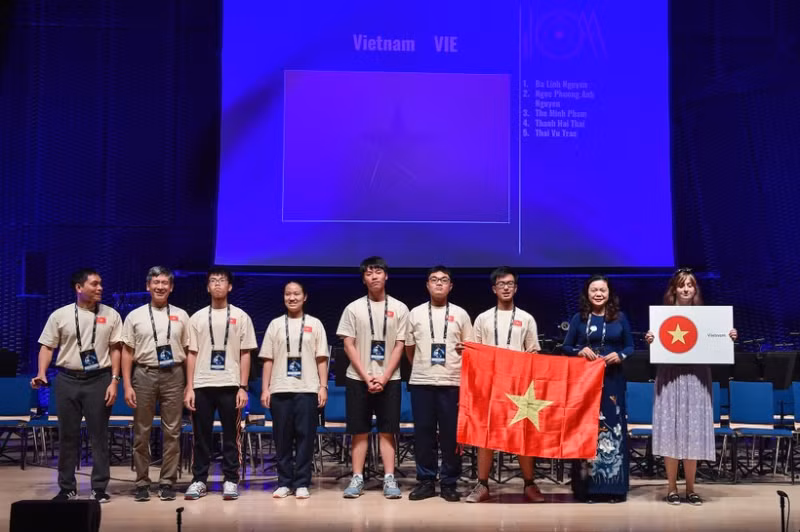 Vietnamese students win prizes at IOAA-16 -0