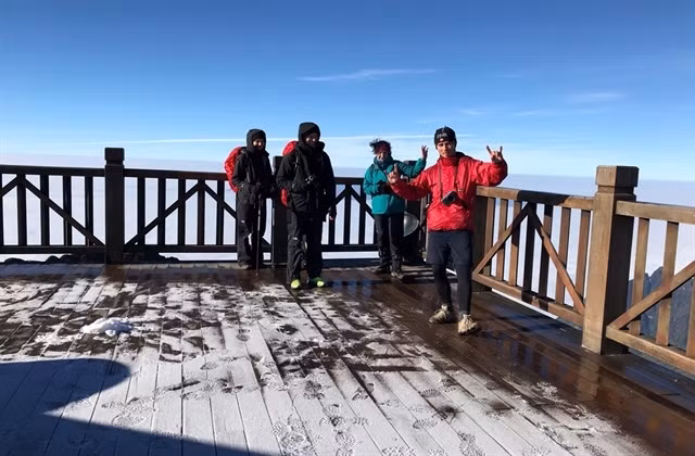 Tourists are overjoyed at the sight of frost on the famous peak. (Photo: VNA/VNS)