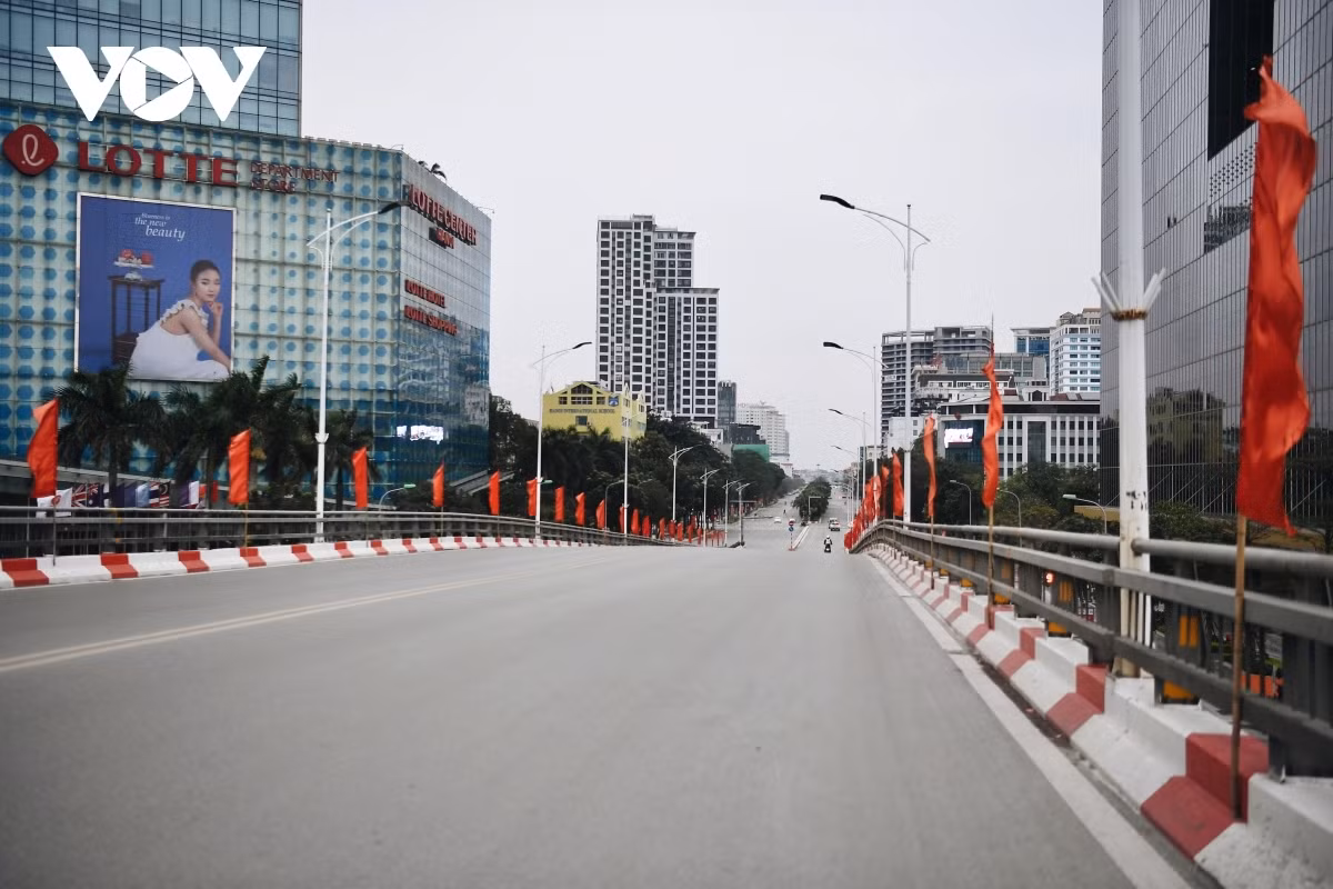 Peaceful and tranquil Hanoi on first day of Lunar New Year ảnh 13 In sharp contrast to the hustle and bustle of a normal day, Hanoi has transformed to be perfectly tranquil on the first morning of the Year of the Tiger.