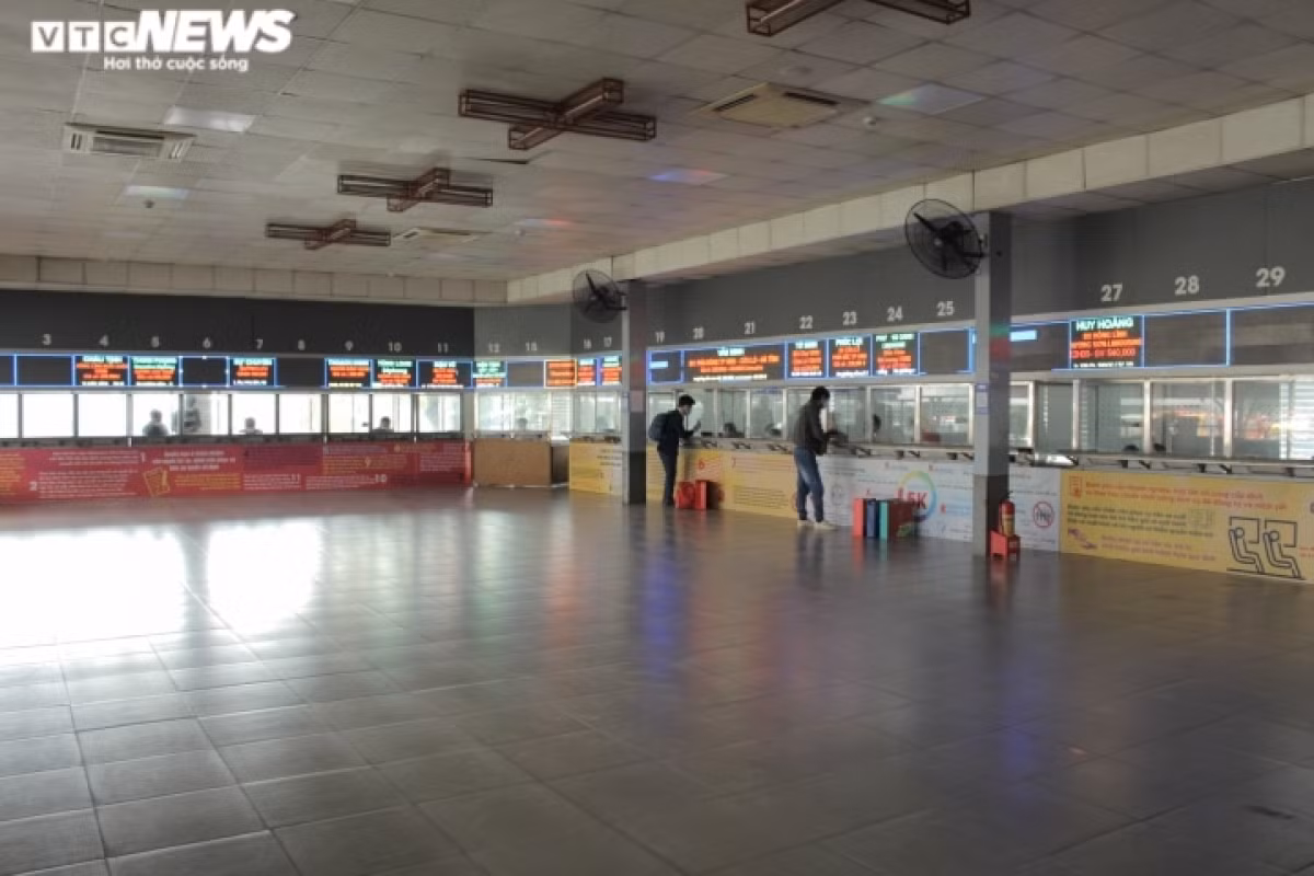 Hanoi bus stations fall quiet as Tet draws very near ảnh 1 A quiet scene can be spotted at a bus station in Hanoi, quite different from previous years.