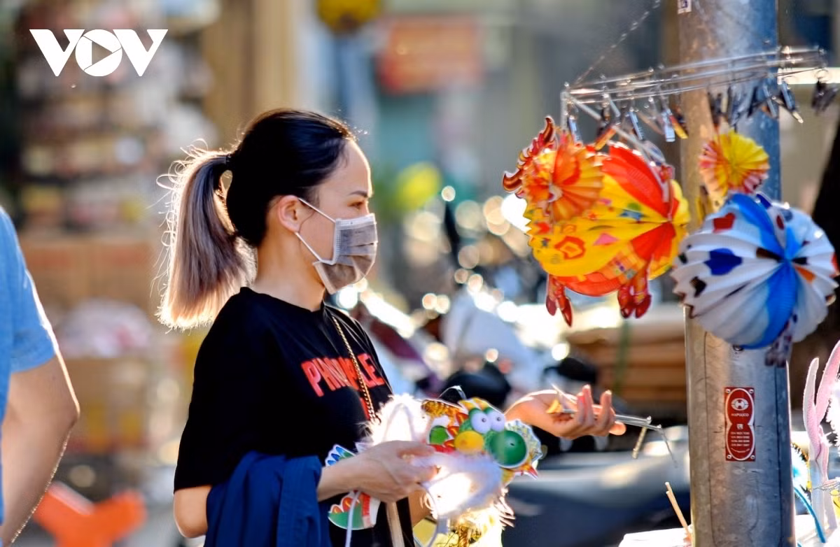 A special Mid-Autumn Festival for children in 2021 ảnh 3 Several street markets selling festival stuff in Hanoi have been left deserted until the Hanoi municipal administration decided to ease social distancing one day ahead of the festival.