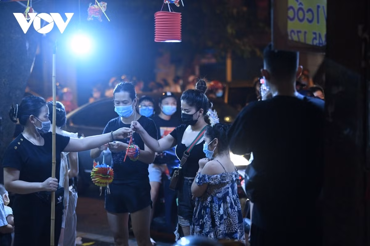 A special Mid-Autumn Festival for children in 2021 ảnh 4 Many Hanoians pour out onto streets to buy festival assorted paper lanterns.