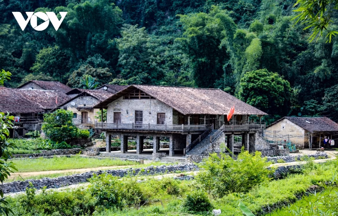 Discover unique Khuoi Ky stone village in Cao Bang ảnh 4 The roofs of the stilt houses are covered with yin and yang tiles, an effect which gives the houses on stilts a rare antique look in Khuoi Ky Cao Bang stone village.