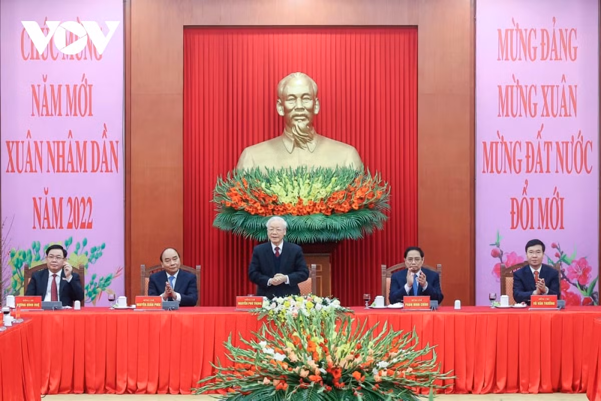 Party General Secretary Nguyen Phu Trong hosts a lunar New Year get-together for revolutionary veterans, leaders and former leaders of Party and State agencies.