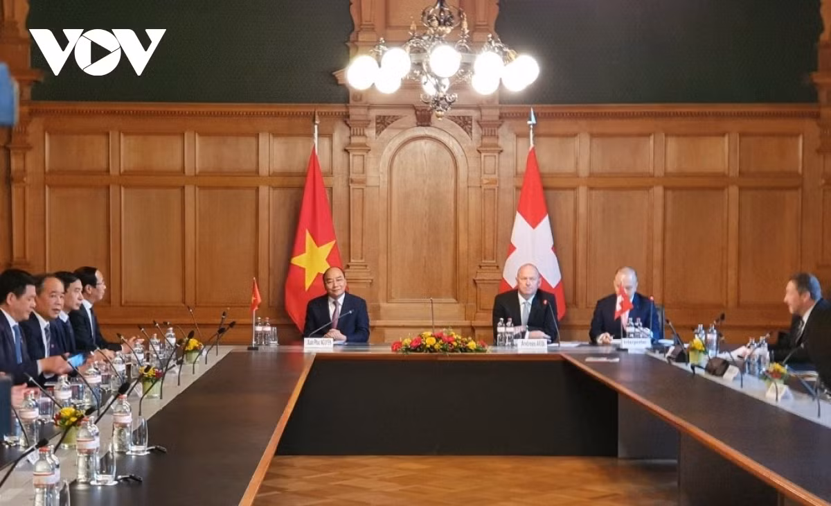 Vietnamese President Nguyen Xuan Phuc (L) at a meeting with President of the&nbsp;Swiss National Council&nbsp;Andreas Aebi