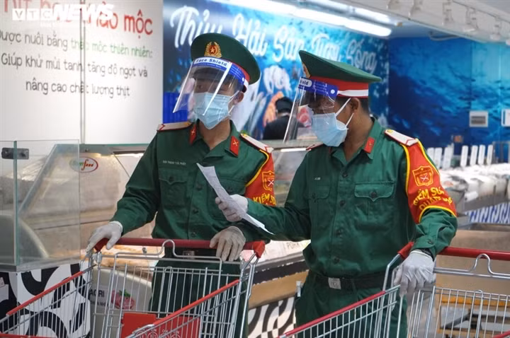 Military forces help locals shop amid tighter restrictions in HCM City ảnh 1 Military forces begin the process of shopping for residents on August 24, one day after they receive orders from residential groups.
