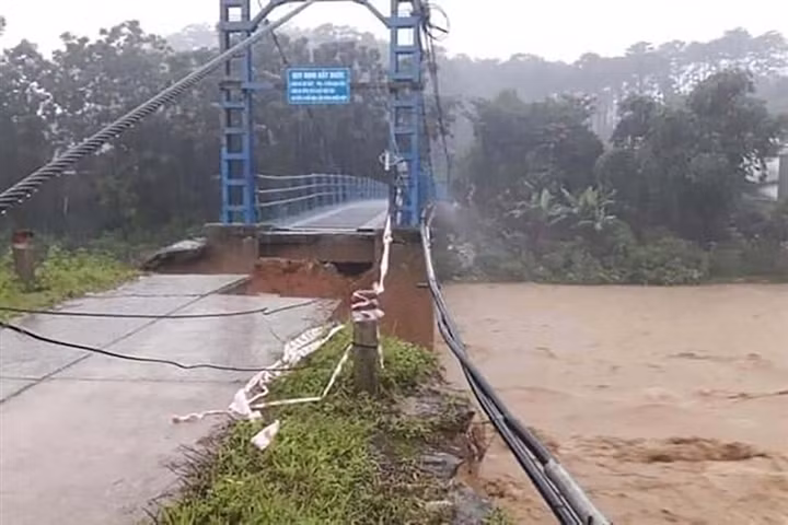 Flooding turns life upside down for residents in central Vietnam ảnh 4 Hundreds of local residents in Dak Glei district of Kon Tum province have been brought to shelters. Elsewhere, water levels on the Po Ko river have swelled quickly, blocking many important roads locally.