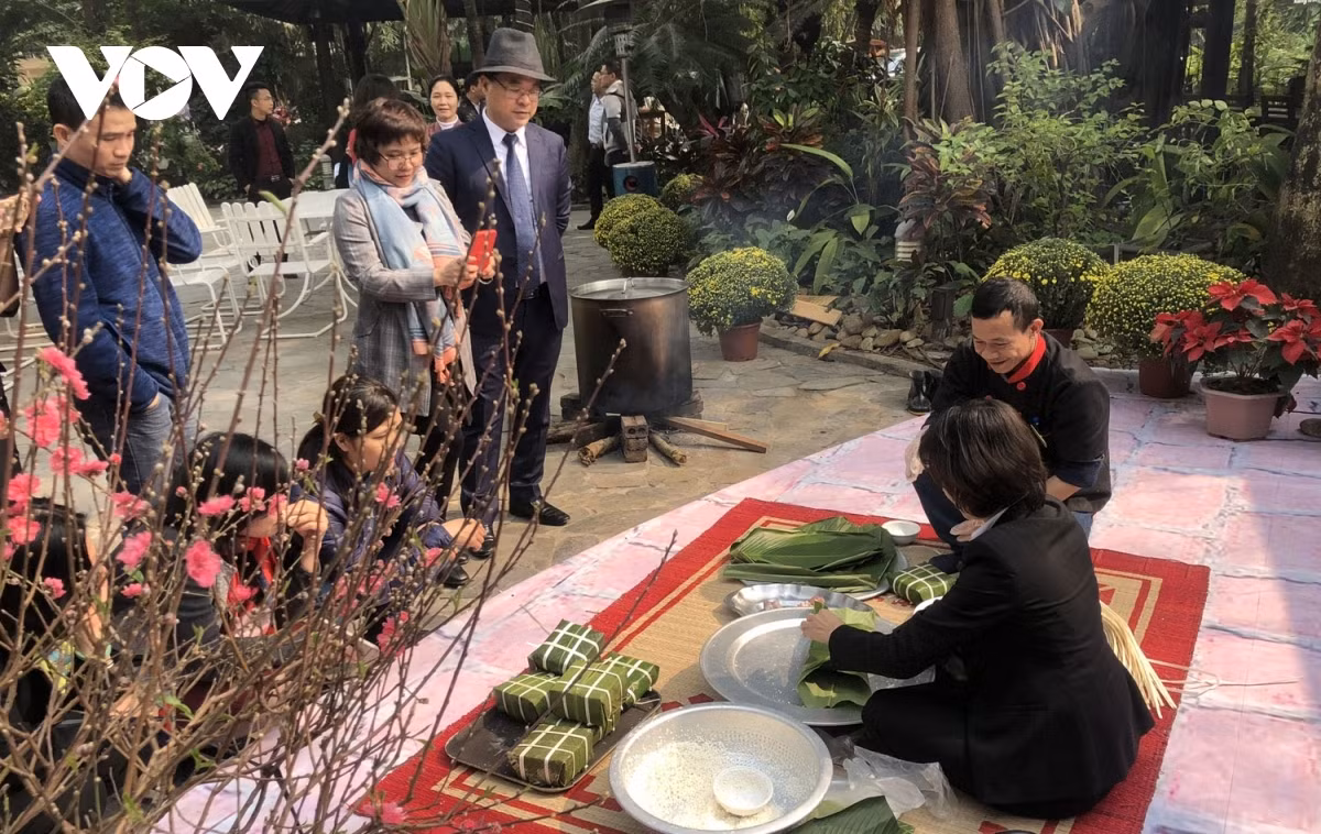Tet space from bygone era recreated in Hanoi capital ảnh 6 The work proves exciting among many visitors.