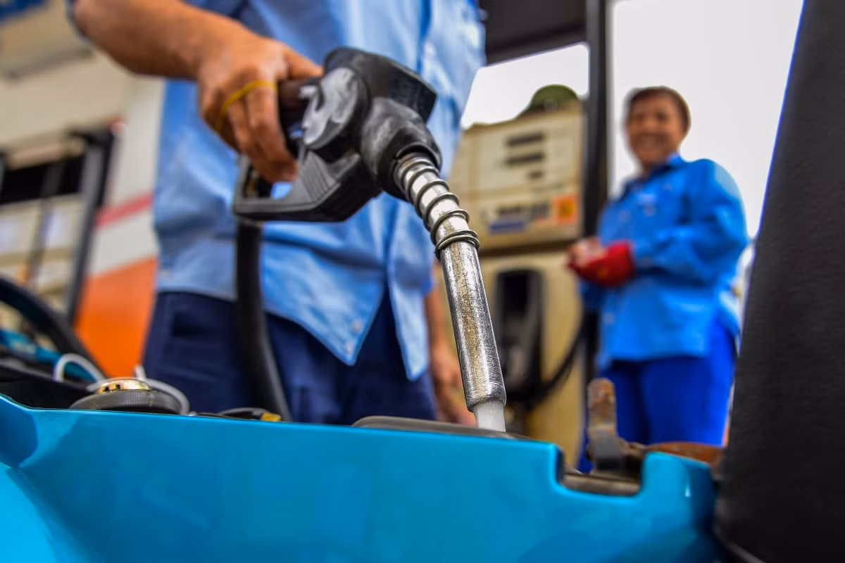 Petrol prices down by VND830 per litre ảnh 1
