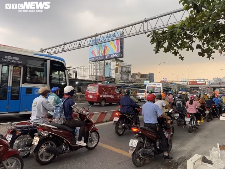 Locals rush back to Hanoi, HCM City after New Year holiday ảnh 9 Whilst traffic jams hits some intersections, it doesn’t last long. Due to the COVID-19 pandemic, many local people are afraid of returning to their hometown for fear of further spreading the pandemic, meaning they choose to stay in the southern city during the New Year holiday.